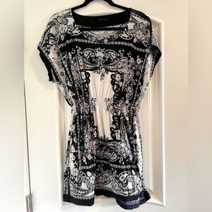 Super cute Flattering long tunic top Black & White Design large 🤍🖤